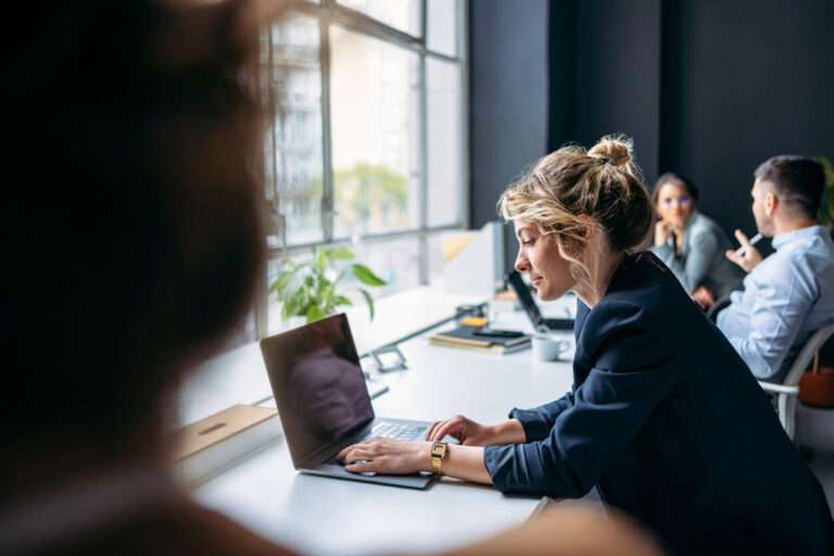 Communication interne dans les collectivités territoriales : enjeux, outils et bonnes pratiques en 2026 