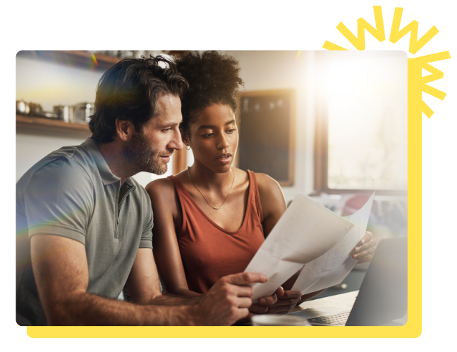 zwei Personen arbeiten zusammen